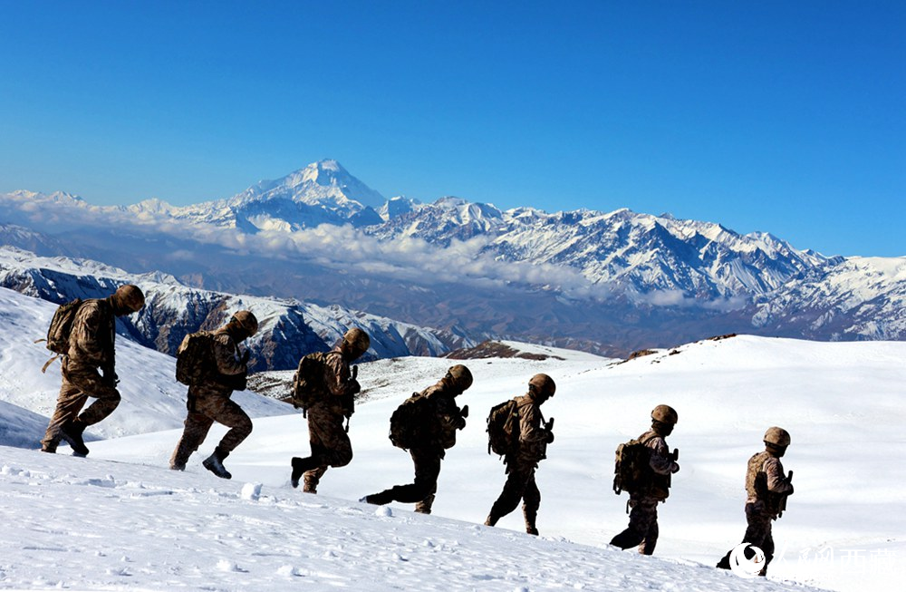 官兵在巡邏。人民日?qǐng)?bào)記者 瓊達(dá)卓嘎攝