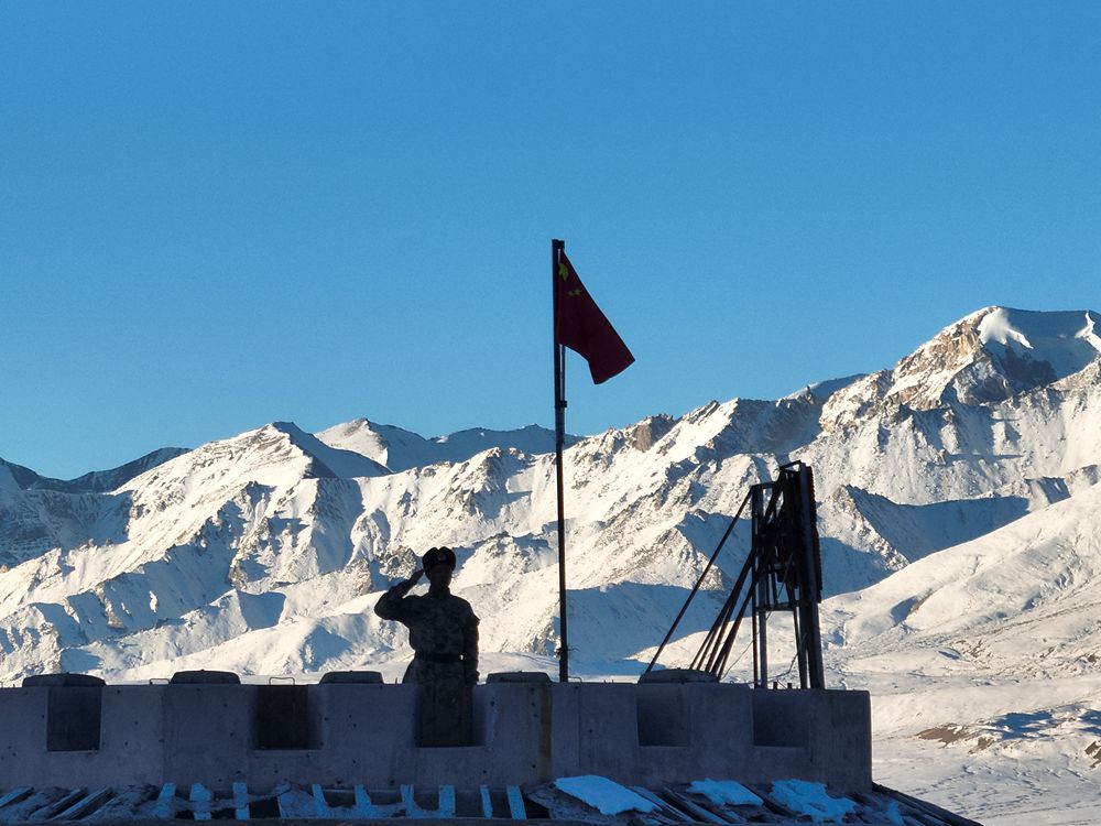 五星紅旗在哨所飄揚(yáng)。人民日?qǐng)?bào)記者 瓊達(dá)卓嘎攝