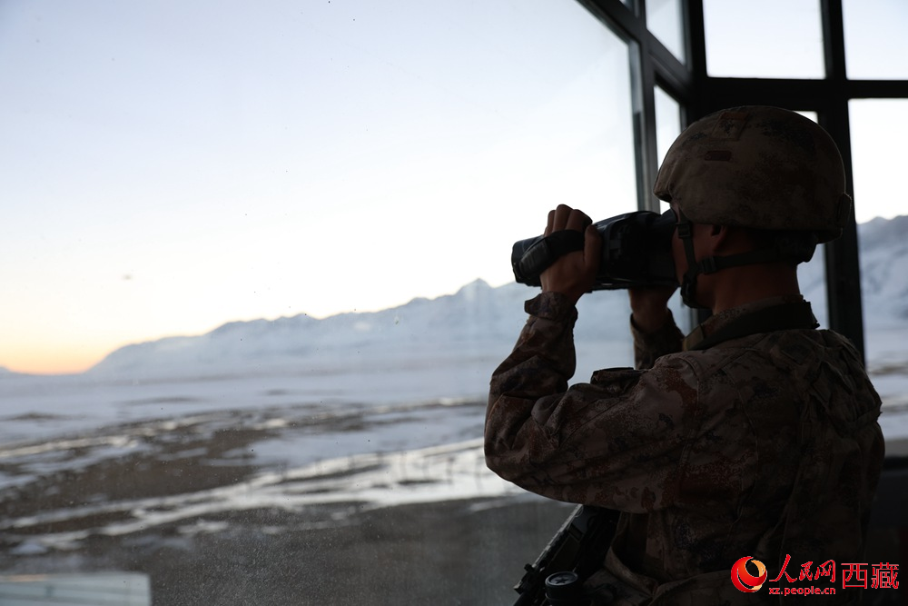 官兵在觀察哨所周邊情況。人民日?qǐng)?bào)記者 瓊達(dá)卓嘎攝