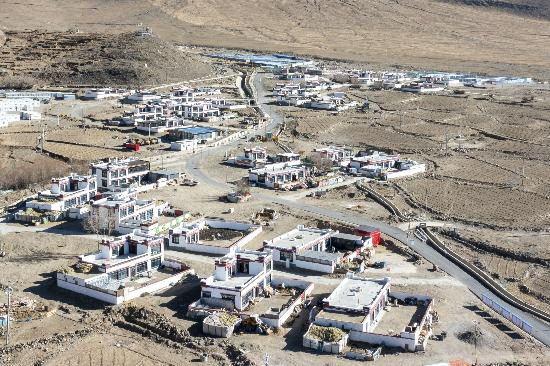 2025年12月11日，西藏定日縣長所鄉(xiāng)古榮村新貌。人民網(wǎng)記者 翁奇羽攝