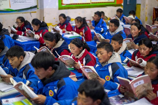 央金和同學(xué)們在教室中上課。人民網(wǎng)記者 翁奇羽攝