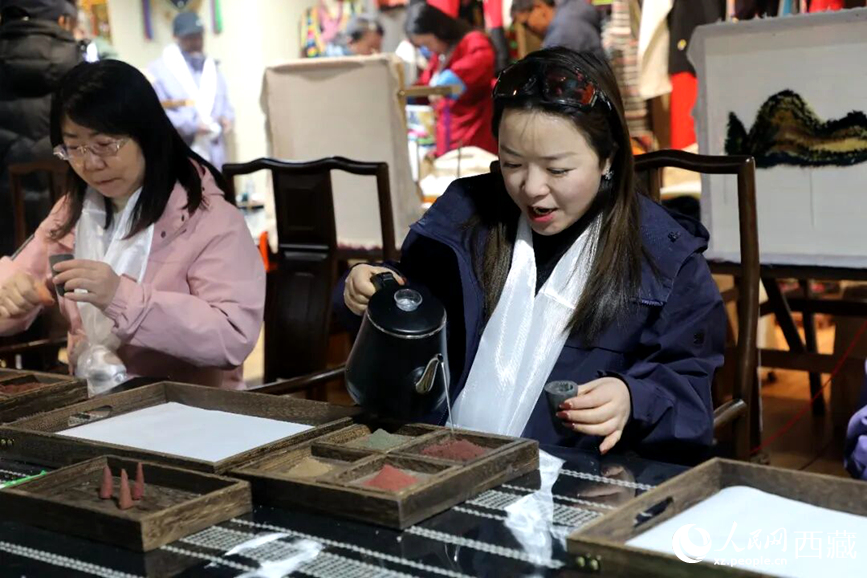 游客在“雅礱里”文化藝術(shù)街區(qū)非遺展館體驗(yàn)制作藏香。在工作人員的指導(dǎo)下，游客親手揉搓香泥、壓制成型，感受藏族傳統(tǒng)非遺技藝的魅力。人民網(wǎng)記者 吳雨仁攝