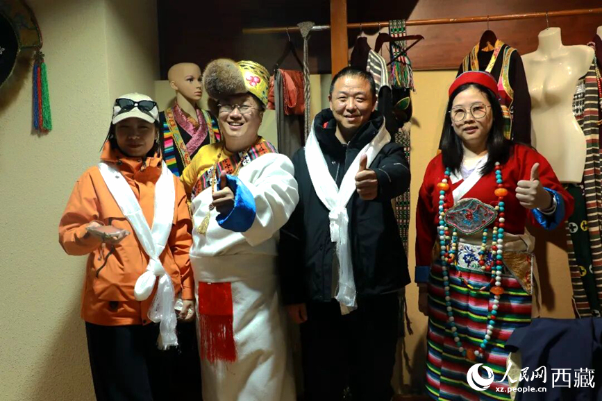 游客在扎西曲登社區(qū)體驗(yàn)藏族服飾文化。大家身著色彩鮮艷的藏裝，佩戴特色飾品，臉上洋溢著喜悅的笑容。人民網(wǎng)記者 吳雨仁攝