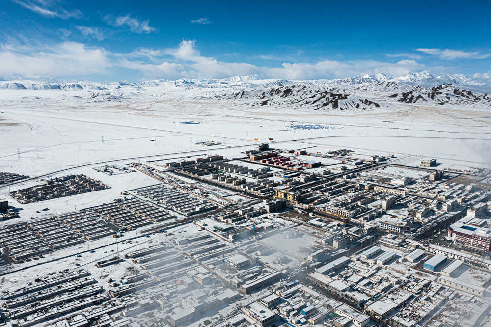 西藏阿里地區(qū)改則縣迎來初雪，銀裝素裹，美如畫卷。