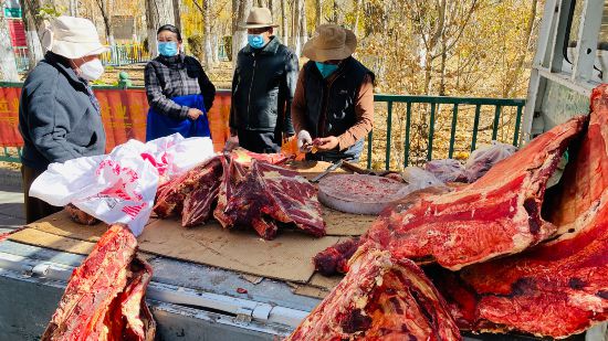 圖為市民正在買牛肉，本報記者 格桑倫珠攝(3737723)-20221201105107(1).jpg