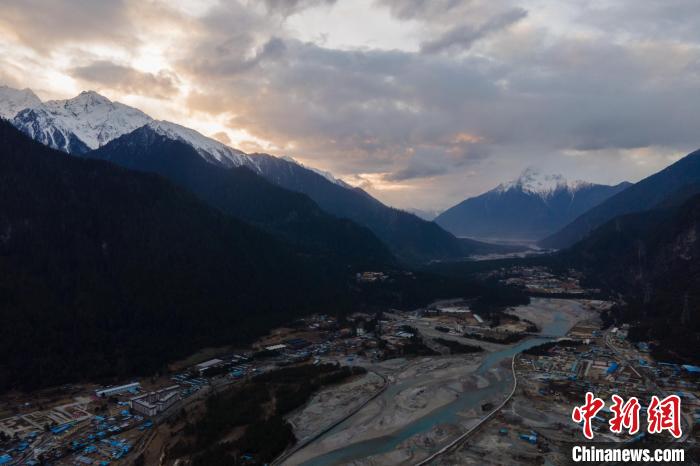 1月15日，西藏林芝波密縣夕陽(yáng)下的雪山。　江飛波 攝