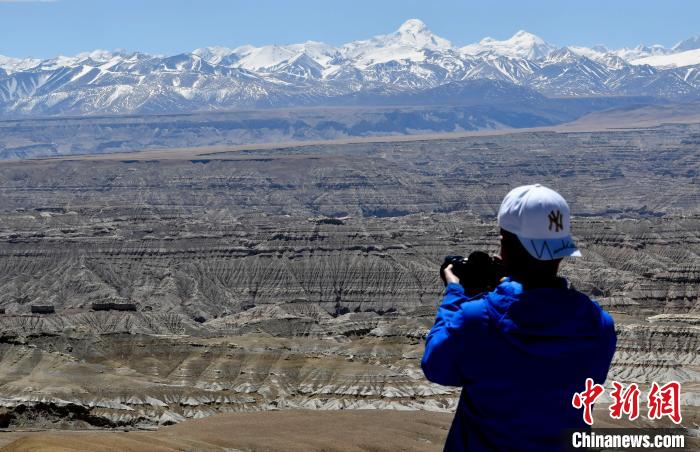 4月5日，游客在觀景臺拍攝札達土林。　李林 攝