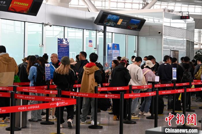 圖為“五一”期間，拉薩貢嘎機(jī)場旅客密集出行。　扎西頓珠 攝