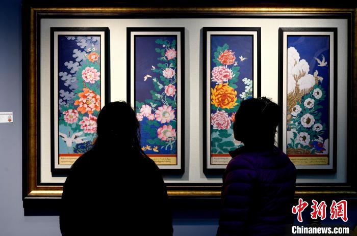 圖為5月16日，觀眾正在欣賞展覽中的新創(chuàng)唐卡作品。　李林 攝