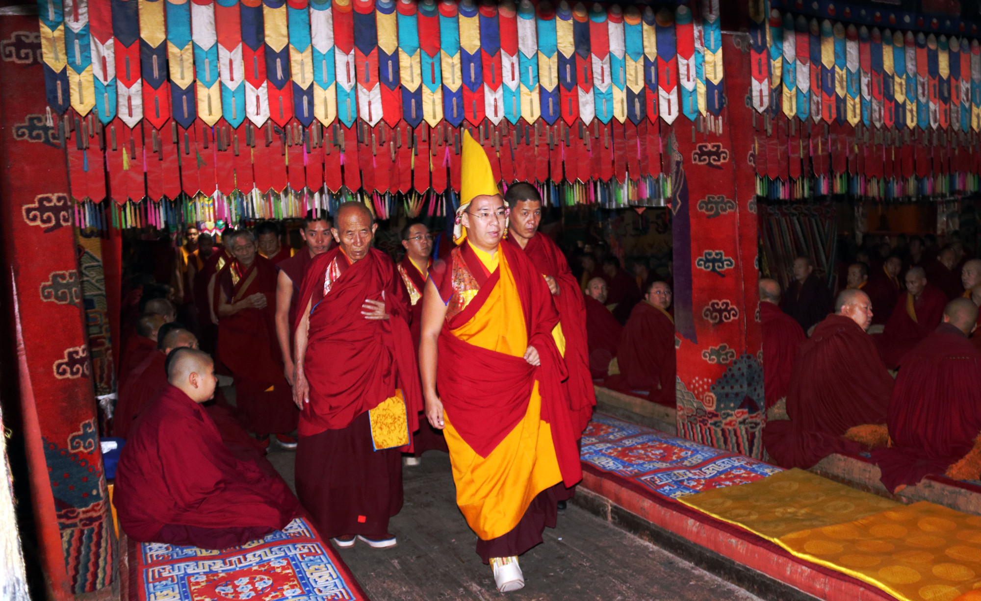 班禪大師步入塔爾寺大經(jīng)堂。攝影：袁星宇.jpg