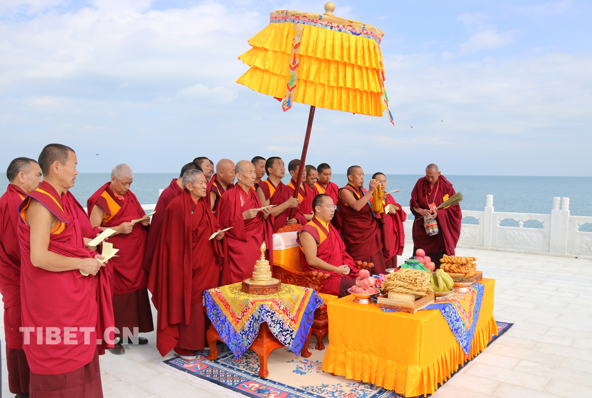 班禪大師在青海湖邊的祭湖臺前誦經(jīng)祈禱。攝影： 噶哇扎西.jpg