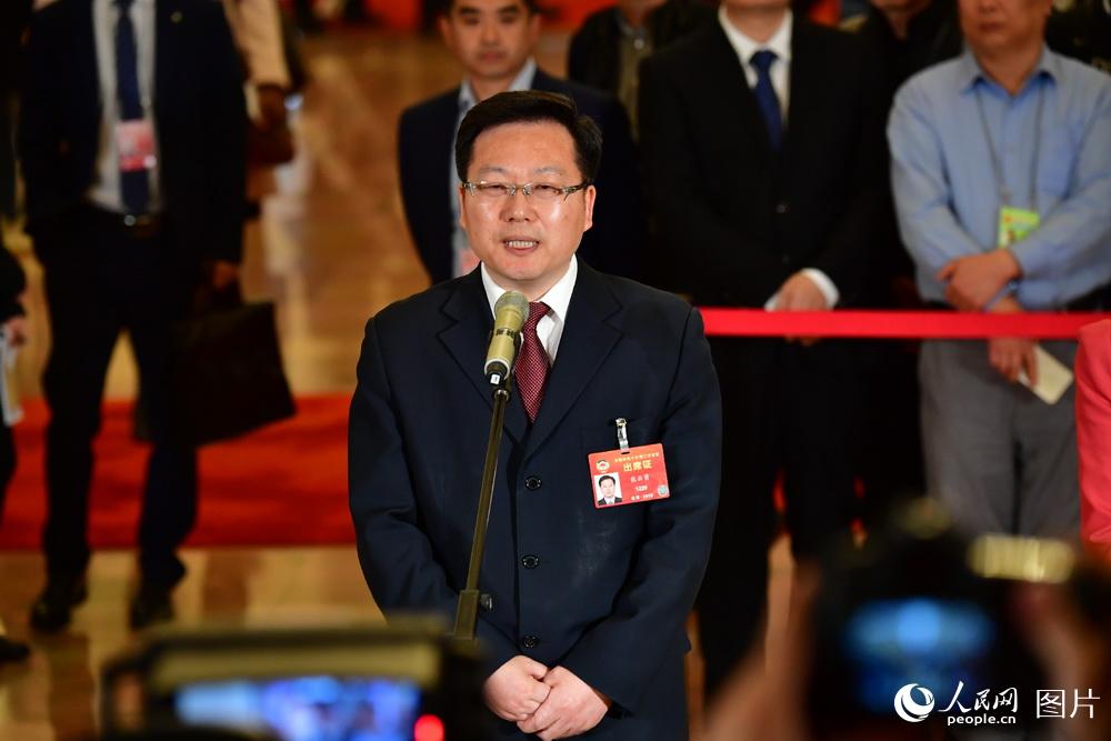 全國政協(xié)委員、中國聯(lián)通研究院院長張云勇接受記者采訪。