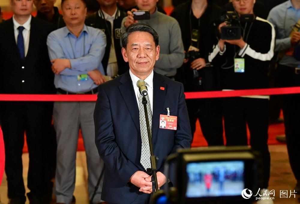 全國政協(xié)委員、中國探月工程總設計師吳偉仁接受記者采訪。