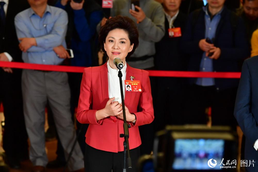 全國(guó)政協(xié)委員、中央廣播電視總臺(tái)央視新聞主播海霞接受記者采訪。