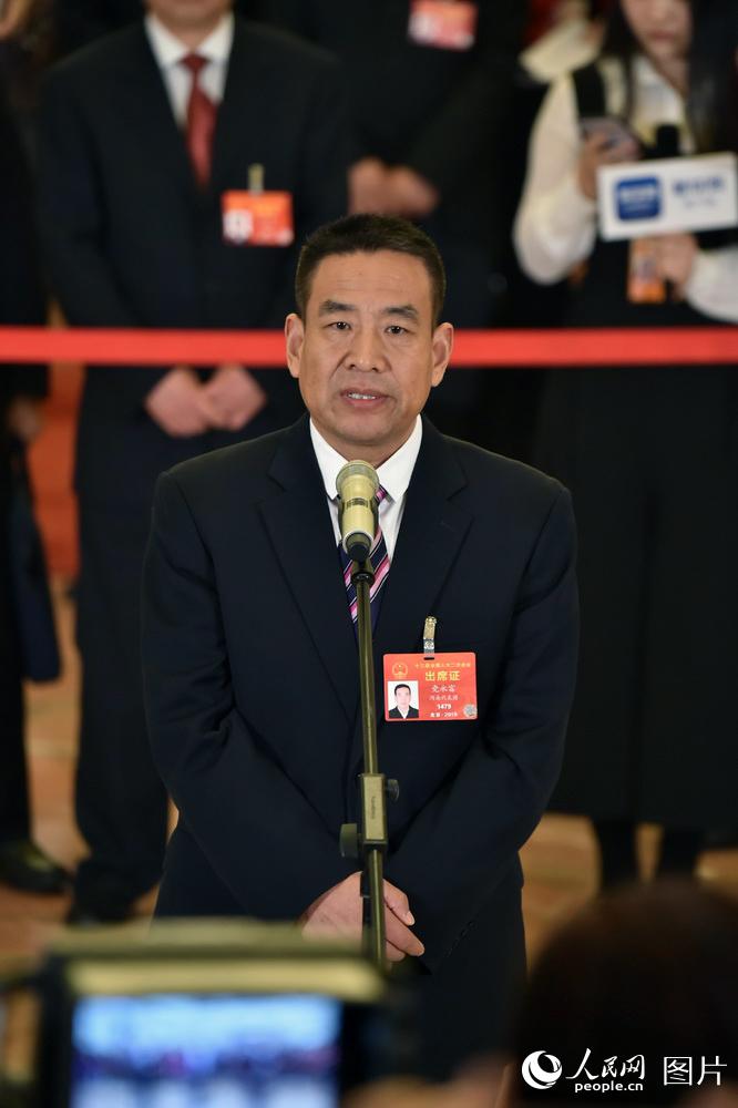 全國人大代表、河南遠東生物工程公司技術部部長黨永富回答記者提問。