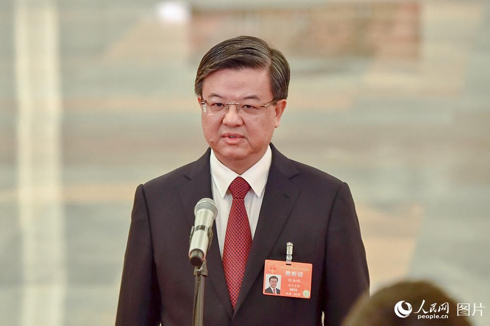 海關(guān)總署署長倪岳峰回答記者提問。