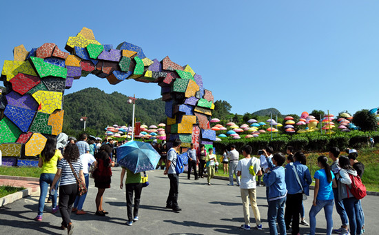 湄潭縣茶旅一體助農(nóng)增收。圖為湄潭“七彩部落”景區(qū) 瞿欣含攝_副本.jpg
