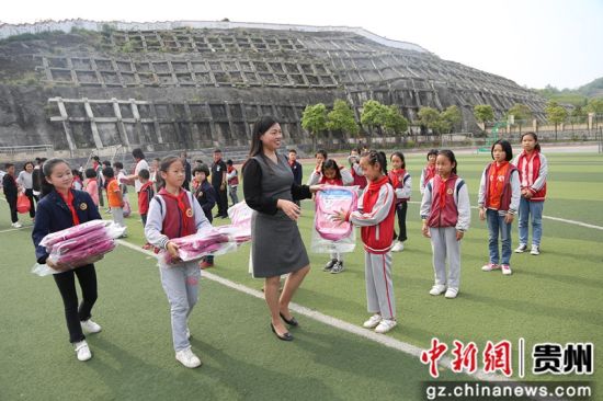 修文縣組織搬遷戶子女開展戶外拓展活動，捐贈愛心物資。