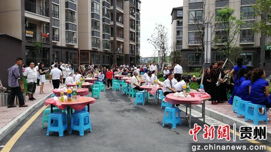 烏當(dāng)區(qū)“感黨恩聽黨話跟黨走”暨易地扶貧搬遷“共筑行動”啟動儀式長桌宴布置現(xiàn)場。