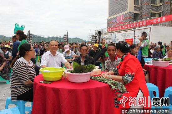 息烽縣領(lǐng)導(dǎo)群眾共度2019年端午節(jié)。