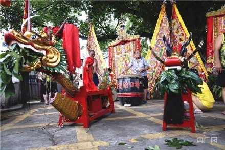 場面震撼！中國龍舟之鄉(xiāng)順德舉行起龍儀式