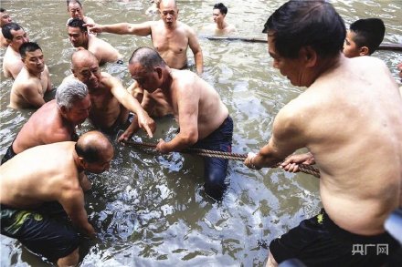 場(chǎng)面震撼！中國(guó)龍舟之鄉(xiāng)順德舉行起龍儀式