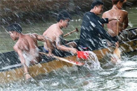 場(chǎng)面震撼！中國(guó)龍舟之鄉(xiāng)順德舉行起龍儀式