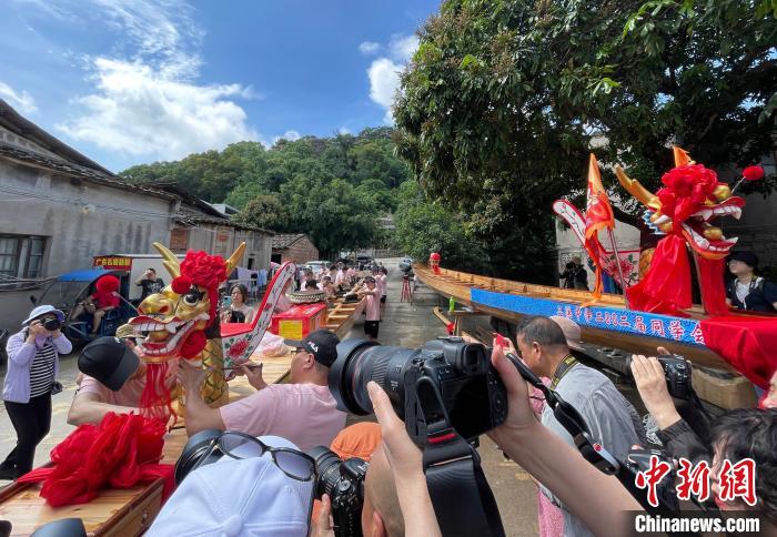 圖為5月29日，長樂江田鎮(zhèn)村民為即將入水的新龍舟安裝龍頭。　張斌 攝