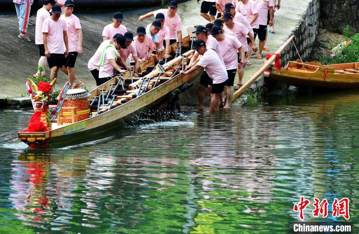 圖為5月29日，長樂江田鎮(zhèn)村民們齊力推新龍舟下水?！埍?攝