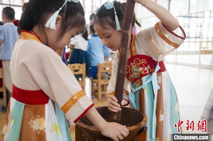 圖為小朋友們參加“將樂擂茶”制作?！《^生 攝