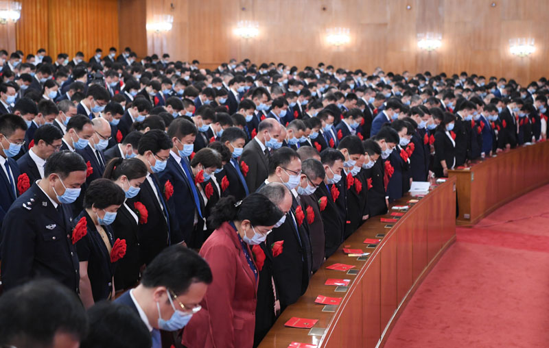 2020年9月8日上午，全國抗擊新冠肺炎疫情表彰大會在北京人民大會堂隆重舉行。這是全場肅立，向新冠肺炎疫情犧牲烈士和逝世同胞默哀。