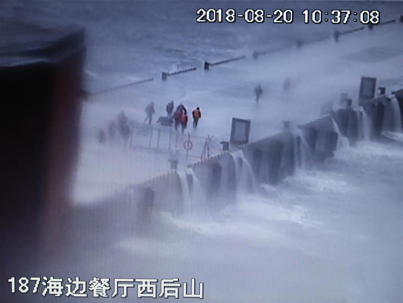 這是翻拍的2018年8月20日現場監(jiān)控錄像。錄像記錄了黃群、宋月才、姜開斌等同志搶救國家某重點試驗平臺的場景。