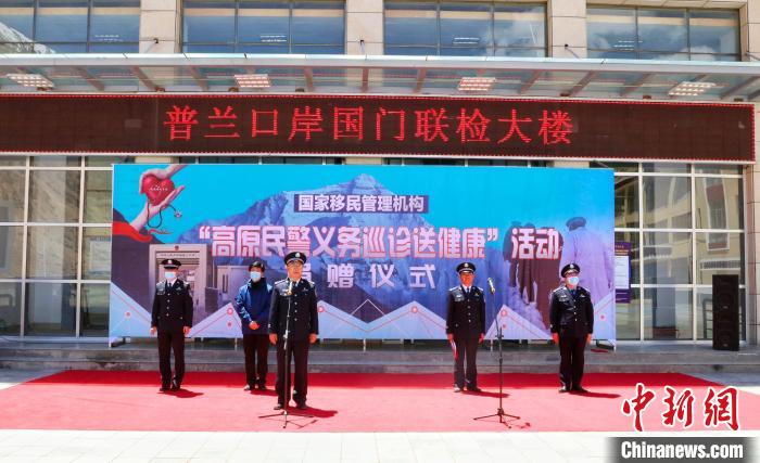 圖為捐贈儀式現(xiàn)場?！「駸?攝