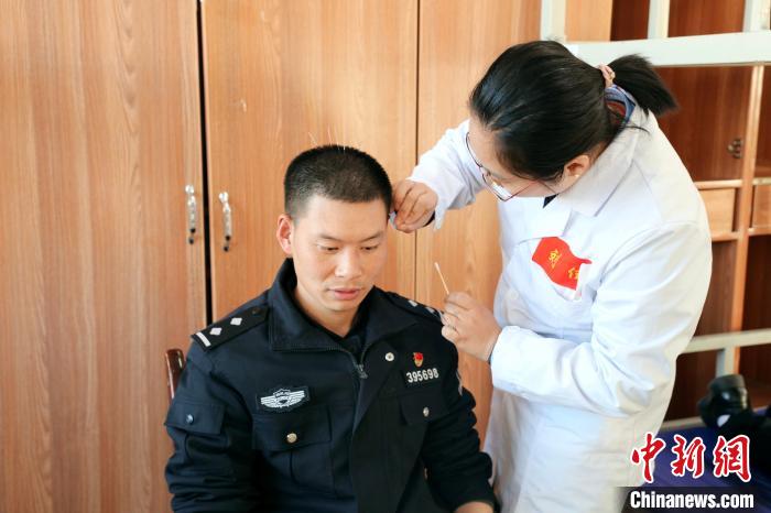 圖為專家現(xiàn)場問診。　格熱 攝
