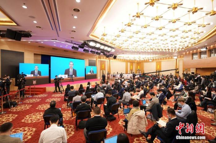 圖為記者在梅地亞中心多功能廳采訪。<a target='_blank' ><p  align=