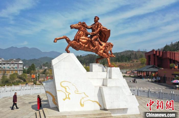 賀龍?jiān)獛浌枢l(xiāng)桑植縣已成為張家界西線旅游的重要組成部分。　楊華峰 攝