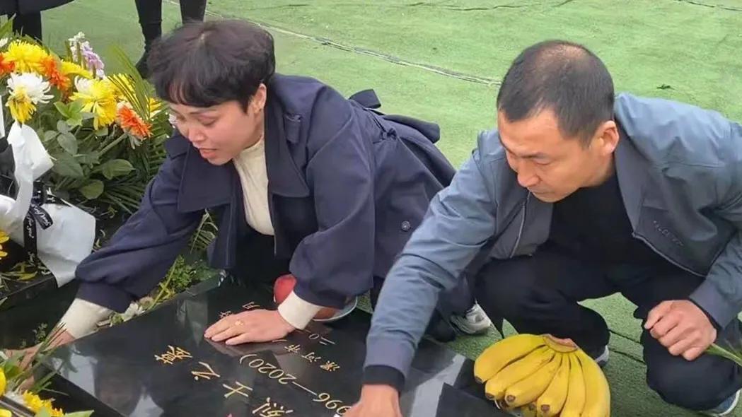 悼念戍邊烈士王焯冉：全國各地近五萬人自發(fā)獻(xiàn)花祭英烈，奶奶仍在等孫子回家