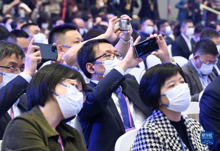 11月9日，參會(huì)者在開幕式現(xiàn)場(chǎng)拍照。當(dāng)日，2022年世界互聯(lián)網(wǎng)大會(huì)烏鎮(zhèn)峰會(huì)在浙江烏鎮(zhèn)開幕。新華社記者 李賀 攝
