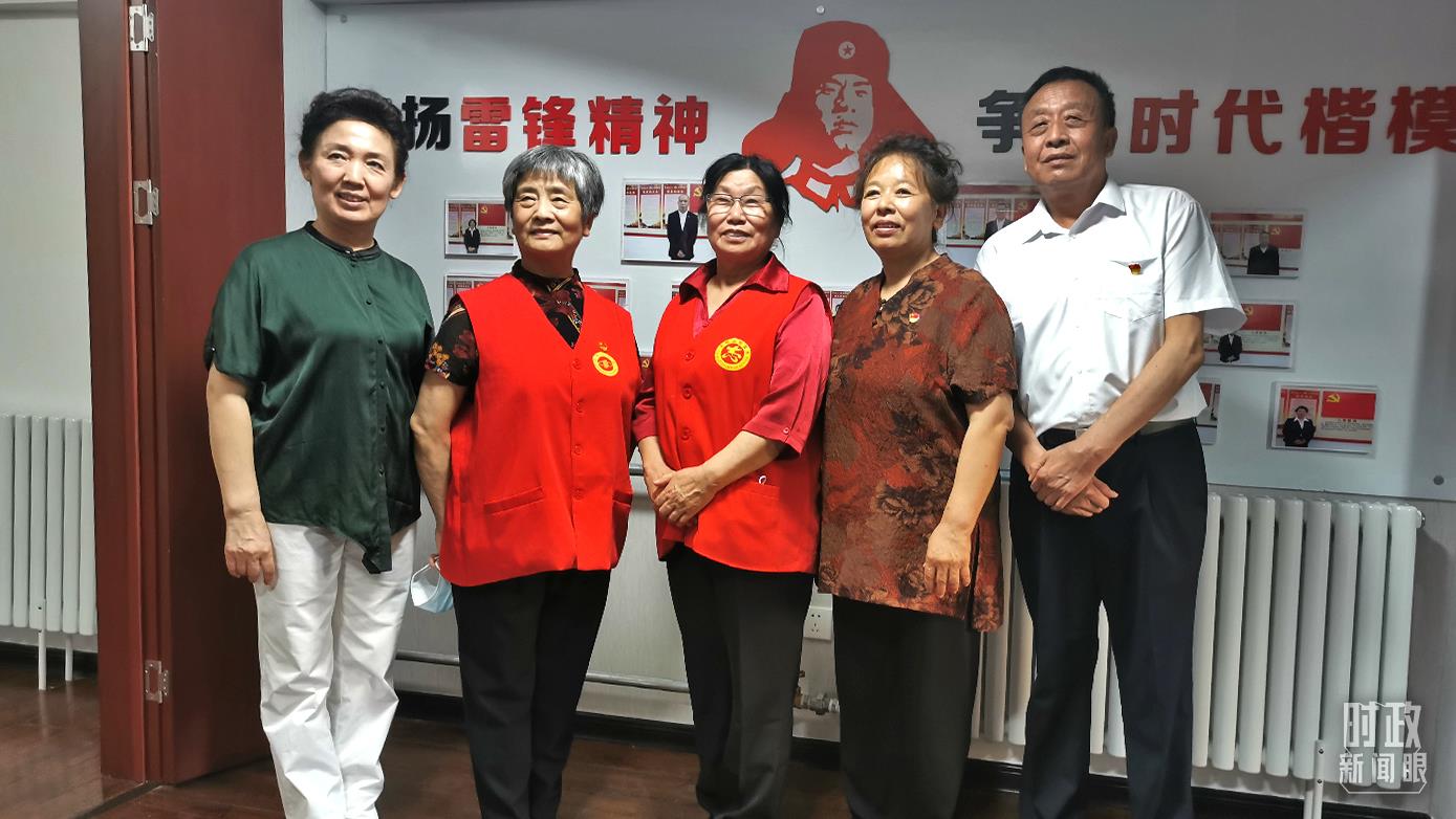 2021年8月，習近平到承德濱河社區(qū)居家養(yǎng)老服務中心調研。這是服務中心的志愿者代表。（總臺央視記者覃思拍攝）