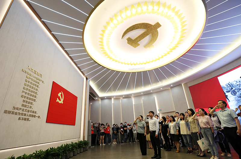 2021年6月3日，黨員在上海中共一大紀(jì)念館重溫入黨誓詞。