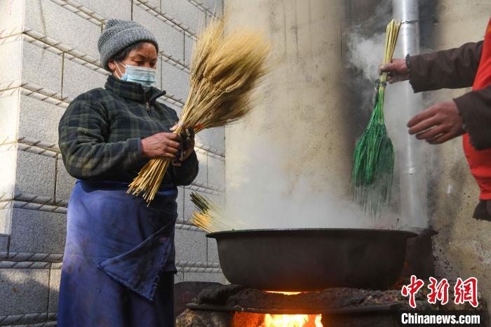 圖為拉薩手藝人制作年貨“羅薩梅朵”?！∝暩聛硭?攝