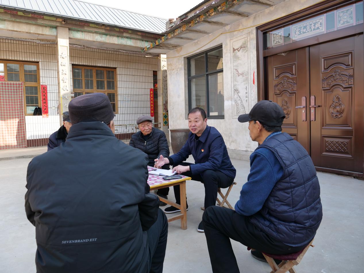 2023年全國(guó)兩會(huì)前夕，全國(guó)人大代表、廣平縣后南陽(yáng)堡村黨支部書記王建廣和村民座談。（受訪者供圖）