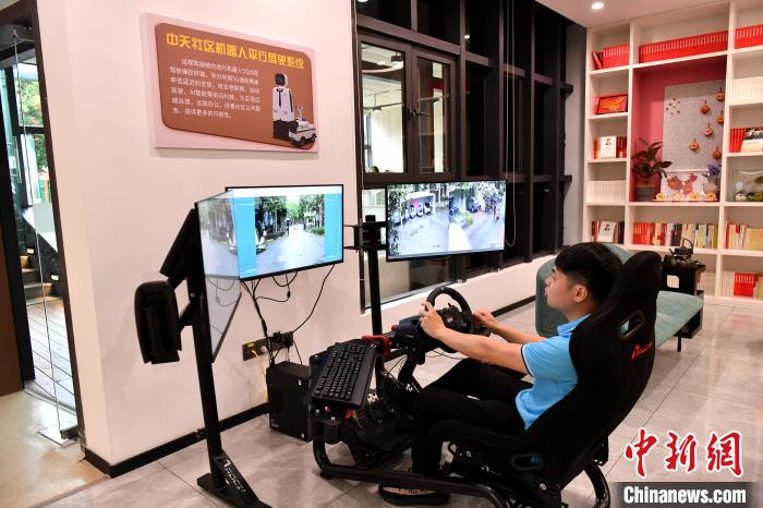 圖為福州中天社區(qū)工作人員正在利用5G技術(shù)，遠(yuǎn)程操控機(jī)器人巡視社區(qū)?！蚊?攝