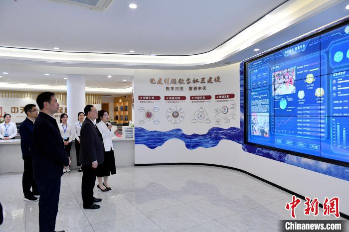 圖為與會(huì)來賓參觀福州中天社區(qū)。　呂明 攝