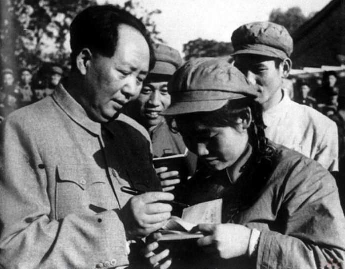 1952年，毛澤東為志愿軍歸國(guó)代表團(tuán)文藝戰(zhàn)士代表謝秀民簽名留念。