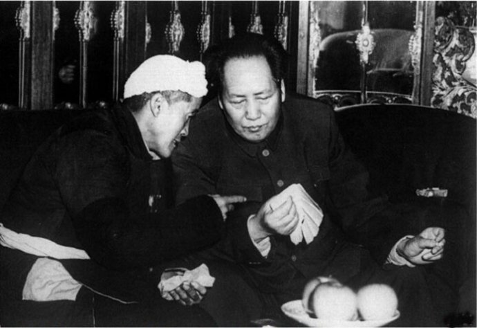 1952年，毛澤東與陜甘寧邊區(qū)勞動(dòng)模范楊步浩親切交談。