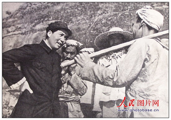 1939年，毛澤東同志在延安和楊家?guī)X農(nóng)民親切談話。
