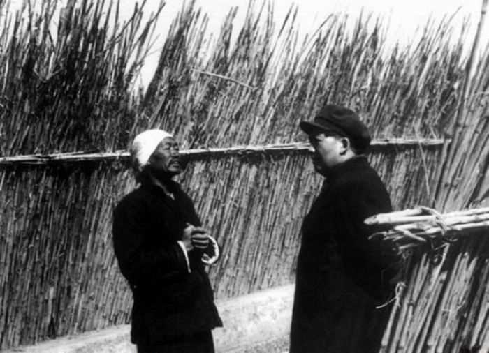 1952年，毛主席在北京近郊訪問(wèn)農(nóng)民。