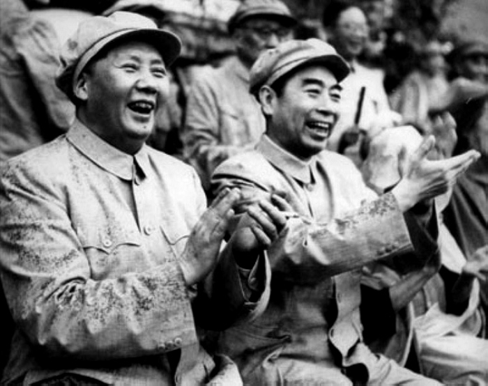 1952年，毛主席在北京與周總理冒雨觀看解放軍體育比賽。
