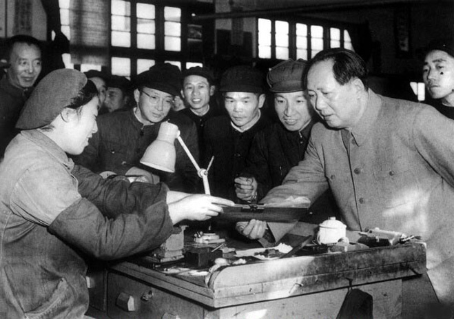 1956年，毛澤東視察南京無(wú)線電廠。